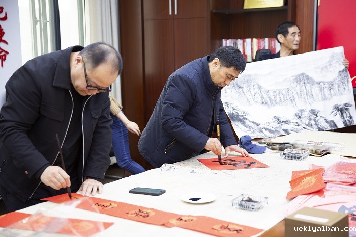 省散文学会开展书画家送春联进机关活动