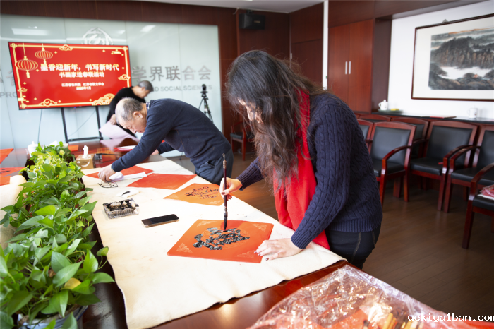 省散文学会开展书画家送春联进机关活动