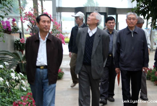 竞技宝官网最新入口在哪组织离退休专家学者调研农业科技产业